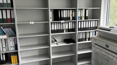 1 Aktenschrankwand, ca. 4 lfd. m mit 5 Aktenregalen